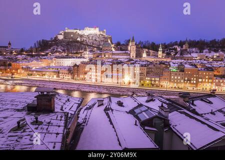 Città vecchia di Salisburgo a natale, nevosa la sera, Austria, Europa Foto Stock