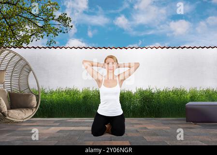 Esercizi di fitness nel proprio giardino Foto Stock