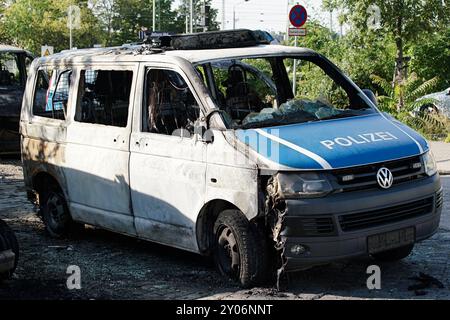 Auto bruciate dopo un incendio doloso alle auto della polizia nel centro di Magdeburgo l'8 settembre 2016 Foto Stock