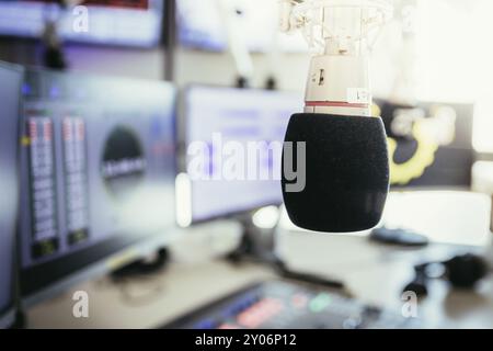 Studio microfono in una trasmissione radio studio, mixer e computer in sfondo sfocato Foto Stock