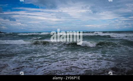 Un frammento della città vecchia di Sozopol, Bulgaria. Il mare dopo la pioggia Foto Stock