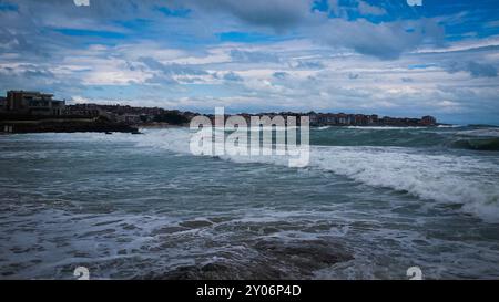 Un frammento della città vecchia di Sozopol, Bulgaria. Il mare dopo la pioggia Foto Stock