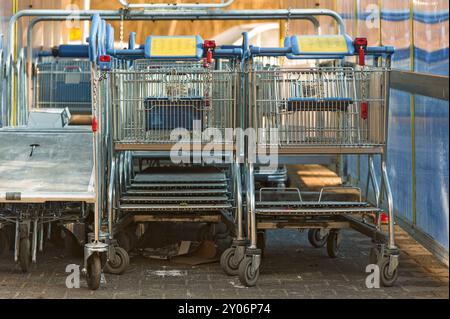 I carrelli blu sono allineati uno dietro l'altro e uno accanto all'altro Foto Stock