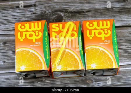 Cairo, Egitto, 9 agosto 2024: Succo di frutta d'arancia SunTop, ricco di vitamina C, senza aromi artificiali, colori o dolcificanti, fru rinfrescante ed energizzante Foto Stock