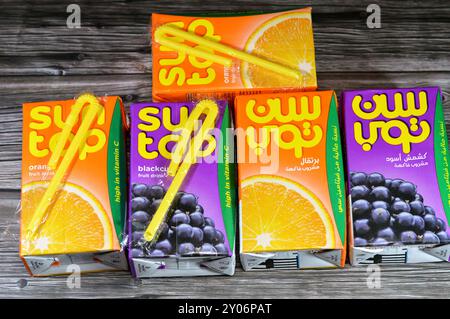 Cairo, Egitto, 9 agosto 2024: Succo di frutta SunTop Orange e Blackcurrent, ricco di vitamina C, senza aromi artificiali, colori o dolcificanti, rinfrescante A. Foto Stock