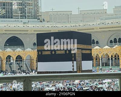 La Mecca, Arabia Saudita, 4 giugno 2024: Tawaf intorno alla Kaaba in Hajj, pellegrinaggio, Umrah, circumambulazione, accerchiamento, passeggia per sette volte per il Santo Ka'abah Foto Stock