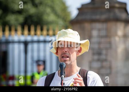 Windsor, Berkshire, Regno Unito. 1 settembre 2024. La campionessa olimpica Etienne Stott MBE, della Extinction Rebellion parla ai manifestanti fuori dal Castello di Windsor. Centinaia di manifestanti per il clima della ribellione dell'estinzione si sono recati oggi a Windsor, Berkshire, come parte del loro weekend di protesta di tre giorni a Windsor. Marciarono dal loro accampamento a Home Park attraverso le strade fino al Castello di Windsor, dove tennero una manifestazione e attirarono visitatori e residenti. XR afferma che “l’Upgrade Democracy riguarda la ribellione contro i fallimenti sistemici del governo e le bugie che creano un sistema ingiusto. Foto Stock