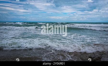 Un frammento della città vecchia di Sozopol, Bulgaria. Il mare dopo la pioggia Foto Stock