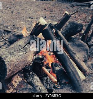 Preparare il caffè in un turco su un fuoco aperto. Foto Stock