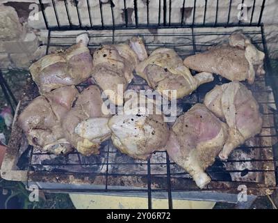 Quarti di pollo su griglia grigliati e grigliati con fiamma di carbone, grigliata di carne di pollo cotta su carbone, festa al barbecue di pollo Mesahab di notte, s. Foto Stock