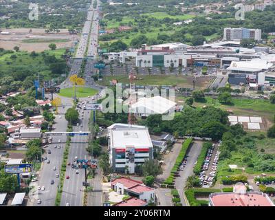 Managua, Nicaragua - 16 agosto 2024: Quartiere dello shopping a Managua vista aerea dei droni Foto Stock