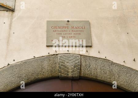 Targa commemorativa a Giuseppe Maioli, rinomato intagliatore fiorentino, nella zona Oltrarno di Firenze, Toscana, Italia Foto Stock