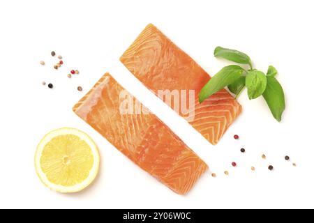 Una foto di due fette di Salmone con limone e pepe e il basilico, su sfondo bianco con copia spazio, foto aeree Foto Stock