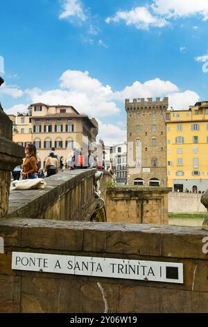 Ponte Santa Trinita sul fiume Arno, il più antico ponte ad arco ellittico del mondo, con turisti la domenica di Pasqua, Firenze, Toscana, Italia Foto Stock