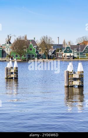 Fila di vecchie case tradizionali olandesi verdi nella città Zaanse Schans in Olanda, Olanda vicino Amsterdam Foto Stock