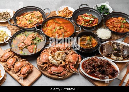 Cucina coreana, rossa, granchio, tempura, marinata, marinata, salsa di soia, zuppa, calamari al vapore, fritti in padella, tofu brasato, maiale, kimchi, stufato, pasta di soia, lato Foto Stock