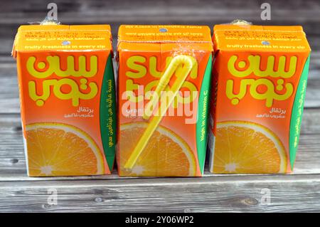 Cairo, Egitto, 9 agosto 2024: Succo di frutta d'arancia SunTop, ricco di vitamina C, senza aromi artificiali, colori o dolcificanti, fru rinfrescante ed energizzante Foto Stock