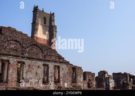 Old GOA, India - 27 febbraio 2024: Mura rovinate della Chiesa di Sant'Agostino. Architettura antica. Monumento storico Foto Stock