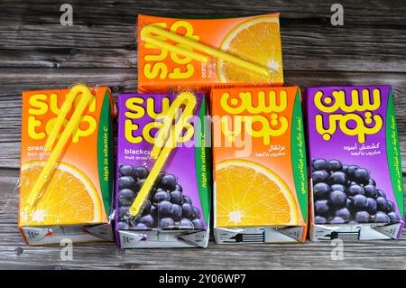 Cairo, Egitto, 9 agosto 2024: Succo di frutta SunTop Orange e Blackcurrent, ricco di vitamina C, senza aromi artificiali, colori o dolcificanti, rinfrescante A. Foto Stock