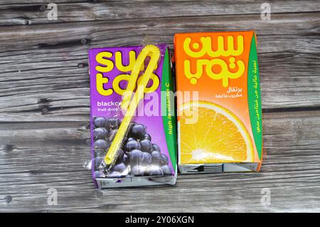 Cairo, Egitto, 9 agosto 2024: Succo di frutta SunTop Orange e Blackcurrent, ricco di vitamina C, senza aromi artificiali, colori o dolcificanti, rinfrescante A. Foto Stock