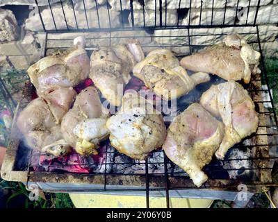 Quarti di pollo su griglia grigliati e grigliati con fiamma di carbone, grigliata di carne di pollo cotta su carbone, festa al barbecue di pollo Mesahab di notte, s. Foto Stock