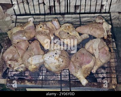 Quarti di pollo su griglia grigliati e grigliati con fiamma di carbone, grigliata di carne di pollo cotta su carbone, festa al barbecue di pollo Mesahab di notte, s. Foto Stock