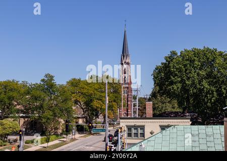 Vista dall'alto del centro di Naperville, Illinois, con la chiesa cattolica di San Pietro e Paolo in lontananza Foto Stock