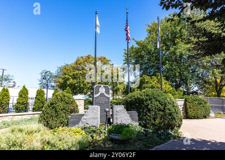 Veterans Plaza con sculture e bandiere cadute dei soldati Foto Stock