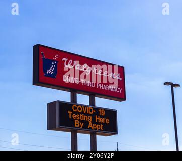 Walgreens Sign Advertising Covid Testing Foto Stock