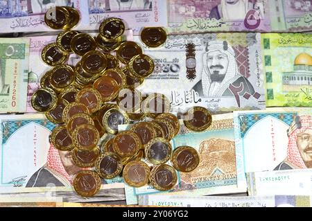 Monete di un riyal saudita su banconote in denaro saudita di riyal banconote, di diversi valori, denaro e stato economico della valuta, incl Foto Stock