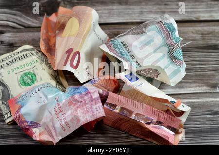 Sfondo di banconote piegate e stropicciate da 100 sterline egiziane EGP, 1 dollaro americano, 10 euro, 20 franchi svizzeri CHF, b Foto Stock