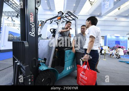 Chengdu, la provincia cinese del Sichuan. 1 settembre 2024. Un espositore presenta un carrello elevatore elettrico durante una mostra della World Power Battery Conference 2024 a Yibin, nella provincia del Sichuan, nel sud-ovest della Cina, 1 settembre 2024. Crediti: Tang Wenhao/Xinhua/Alamy Live News Foto Stock