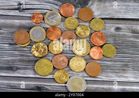 Mucchio di euro e centesimi, fondo di monete di vari valori, 2 euro, 1 euro, cinquanta 50, venti 20, 10 dieci, 5 cinque, 2 due centesimi e 1 centesimo Foto Stock