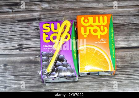 Cairo, Egitto, 9 agosto 2024: Succo di frutta SunTop Orange e Blackcurrent, ricco di vitamina C, senza aromi artificiali, colori o dolcificanti, rinfrescante A. Foto Stock