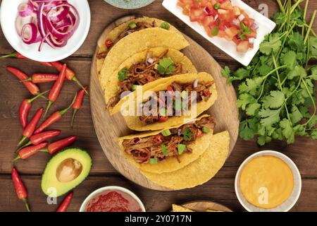 Una foto aerea messicana di tacos con estratto di carne, avocado, peperoncino, il coriandolo, salsa al formaggio, marinato cipolle, Pico de Gallo insalata e un caldo Foto Stock