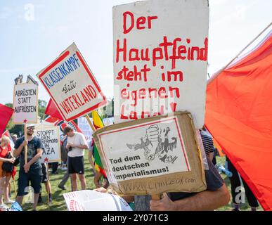 Monaco, Germania. 1 settembre 2024. Diverse centinaia di persone con cartelloni partecipano a una dimostrazione organizzata da ver.di-Monaco in occasione della giornata contro la guerra. Il raduno si è svolto a Königsplatz. Crediti: Peter Kneffel/dpa/Alamy Live News Foto Stock