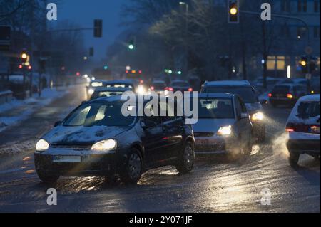 Traffico stradale in una mattina d'inverno in città Foto Stock