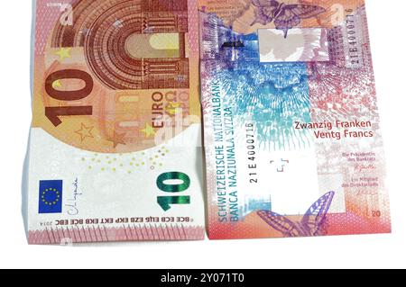 Banconota da 20 franchi svizzeri CHF con banconota europea di 10 euro, economia svizzera ed europea, tasso di cambio della moneta, crescita, inflazione Foto Stock