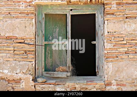 Finestra in una vecchia rovina al faro di Conil de la Frontera/Spagna Foto Stock