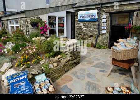 Ceramiche di St Nectan nel cuore del villaggio di Tintagel, Cornovaglia, Regno Unito - John Gollop Foto Stock