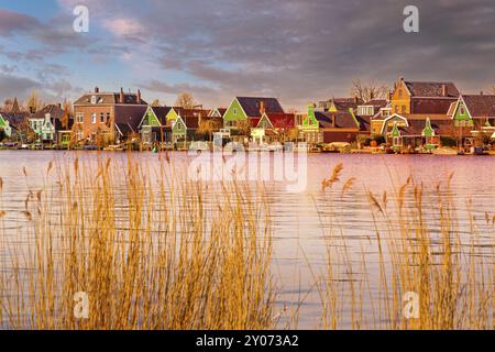 Vista panoramica al tramonto del villaggio olandese Zaanse Schans vicino ad Amsterdam. Tipiche case olandesi in legno verde. Olanda, Paesi Bassi Foto Stock