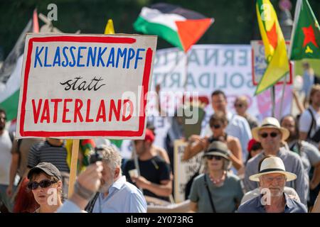 Monaco, Germania. 1 settembre 2024. Diverse centinaia di persone con cartelloni partecipano a una dimostrazione organizzata da ver.di-Monaco in occasione della giornata contro la guerra. Il raduno si è svolto a Königsplatz. Crediti: Peter Kneffel/dpa/Alamy Live News Foto Stock