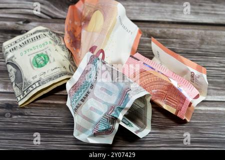 Sfondo di banconote piegate e stropicciate da 100 sterline egiziane EGP, 1 dollaro americano, 10 euro, 20 franchi svizzeri CHF, b Foto Stock