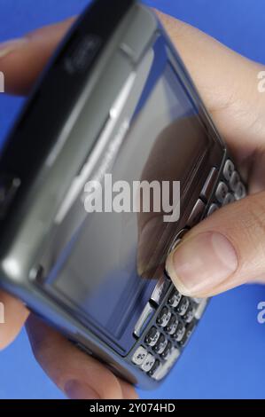 Mano con BlackBerry 8310 Smartphone di curva Foto Stock