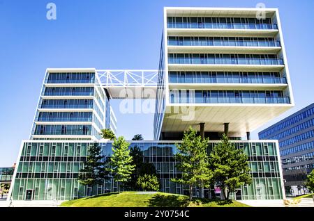 Vienna, Austria, 02.08.2013: Veduta del complesso OMV Company nel campus del secondo distretto di Vienna. Lago ed edifici moderni al sole estivo, in Europa Foto Stock