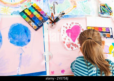 Schoolgirl dipinto con colori ad acqua - vista superiore Foto Stock