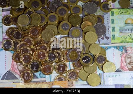 Monete di riyal saudita, 2, 1, mezza e un quarto di moneta su banconote in denaro saudita di riyal banconote, di diversi valori, moneta ed economia Foto Stock