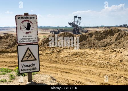 Cartelli di divieto sulla strada di accesso alla miniera a cielo aperto di Garzweiler Foto Stock