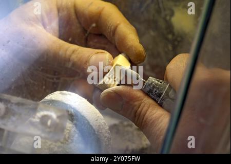 La macinazione del modello di un dente Foto Stock