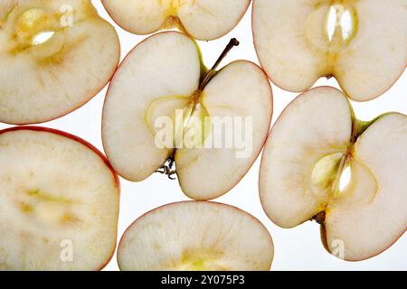 Fette di mele appena tagliate su un tavolo leggero Foto Stock